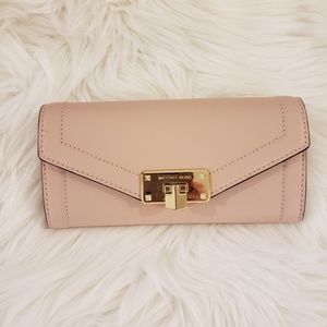 Michael Kors Bags - Nwts Michael Kors Kinsley wallet Michael Kors Bags - Nwts Michael Kors Kinsley wallet